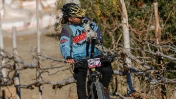 Şampiyon sportmen yerleştiği yaylanın 'Bisikletli topluluk çoban'ı oldu