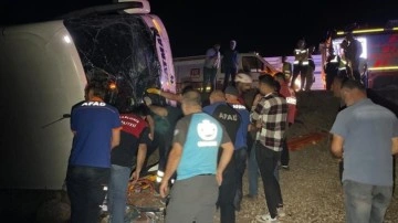 Şanlıurfa'da geçici otobüsü ve pikap şarampole devrildi, 25 ad yaralandı