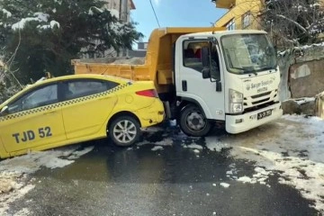 Sarıyer'de kaza geçiren taksilere belediye aracı çarptı