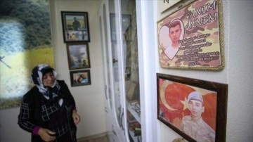 Şehit ailesi evini oğullarının anısı eşya ve fotoğraflarla donattı
