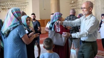 Şehit babası önder camiye mevrut turistlere 15 dilde Kur'an-ı Kerim dağıtıyor