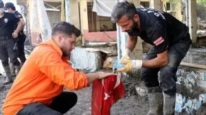 Selde çamurun altında kalan Türk bayrağını yıkayıp öperek yeniden astılar