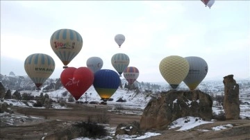 Sevgililer Günü'nde çiftler balon nezaretli Kapadokya'ya akış etti