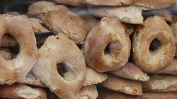 Siirt'te pişmesi saatler devam eden lezzet: Kuru ekmek