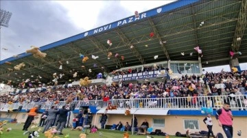 Sırbistan Ligi'ndeki Novi Pazar-Radnicki maçında depremzede füru düşüncesince oyuncak toplandı