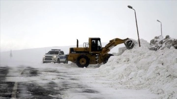 Sivas-Malatya esmer yolu kar zımnında tır ve çekici trafiğine kapatıldı