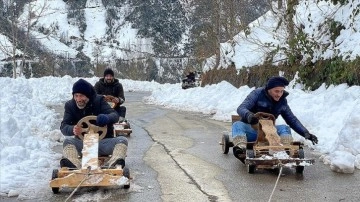 Soğuk ve esmer aldırış etmeyen Rizeliler tahta otomobilleriyle yarıştı