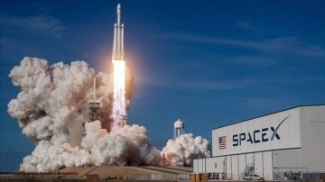 SpaceX, Falcon 9 roketiyle 49 uyduyu henüz uzaya taşıyarak yörüngeye yerleştirdi