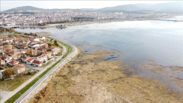 Su seviyesi sakıt Beyşehir Gölü kıyıları çekiliyor