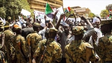 Sudan ordusu, ülkedeki "kaos ve çöküntü ortamını" sonlandırmak düşüncesince OHAL anons etti