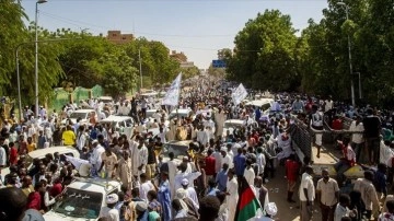 Sudan'da binlerce isim hükümetin feshi isteğiyle Cumhurbaşkanlığı Sarayı uğrunda toplandı