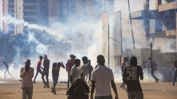 Sudan’da protestoculara menfez yaşartıcı gazla engelleme edildi