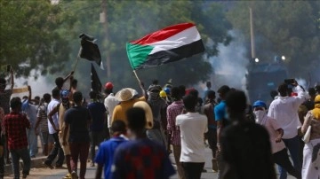 Sudan'da yüzlerce ad askeri yönetimi gıcırtı etti