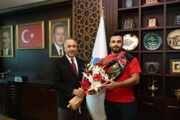 Sultangazi Belediye Başkanı Dursun, başpehlivan olan Alkanoğlu’nu tebrik etti