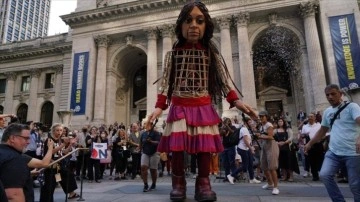 Suriyeli evlatların sesini dünyaya duyuran 3,5 metrelik "Küçük Emel" New York'ta