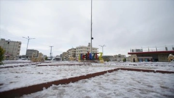 Suriye'nin kuzeyinde mülteci kamplarında kar yağışı kararı baş döndürücü sayıda çadır yıkıldı