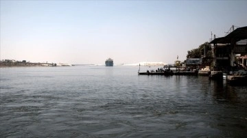 Süveyş Kanalı'nda ortak ağırlık gemisi karaya oturdu