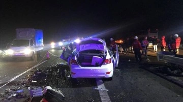 TAG Otoyolu'nda çekiciyle çarpışan otomobildeki 3 insan öldü