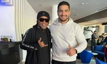 Taha Akgül, dünyaca ünlü futbolcu Ronaldinho ile bir araya geldi