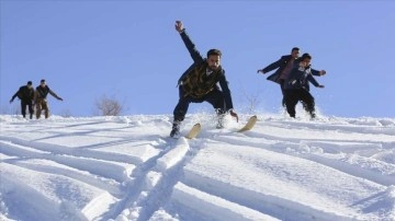 Tahta kayak etkinliği Şemdinlili gençlerin elzem eğlencesi oldu