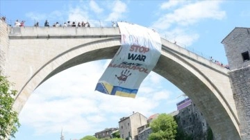 Tarihi Mostar Köprüsü'nden "Savaşı durdurun, Mariupol'ü kurtarın" mesajı verildi