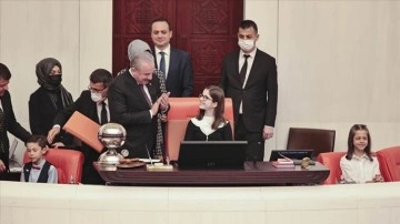 TBMM Başkanı Şentop koltuğunu 6. dershane talebesi Havva Dilay Gülez'e devretti