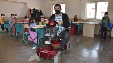 Tekerlekli sandalyeli öğretmen azmiyle kalıp oluyor