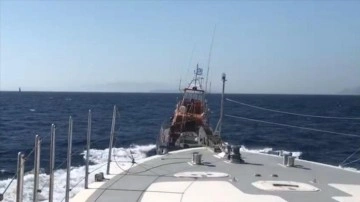 Tekneye rahatsızlık girişiminde mevcut Yunan botunu Türk Sahil Güvenlik botu uzaklaştırdı