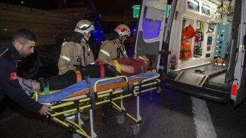 TEM Otoyolu'nda tempo şeklinde şakalaşan motosikletlilerden bir tanesi kaza yaptı, 2 ad yaralandı