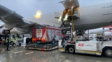 THY İstanbul'dan Adana'ya itfaiye aracı aracı araçlarını uçakla taşıdı