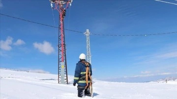 Tokat'ta erke timlerinin 2 metrelik karda güçlü mesaisi sürüyor
