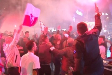 Trabzonspor taraftarı, şampiyonluğu doyasıya kutladı