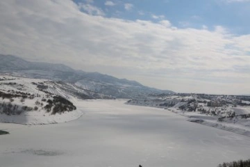 Tunceli’de baraj gölü dondu