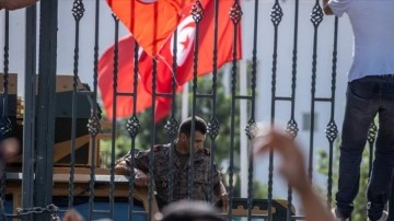 Tunus devriminin 11. yılına Cumhurbaşkanı Said’in Meclisi metres sonucu kaşe vurdu