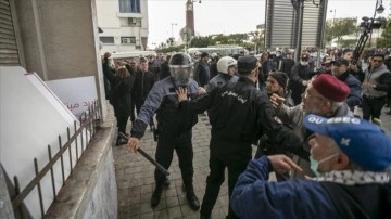 Tunus asayiş güçleri 'anayasaya karşı darbeye akıbet verilmesi' eylemine engelleme etti