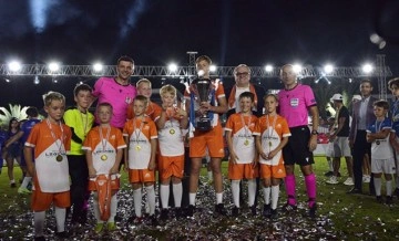 Turist çocuklarının futbol turnuvasını Cüneyt Çakır yönetti 
