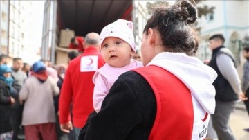Türk Kızılayın deprem alanına yardımları sürüyor