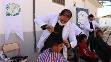Türkiye'den revan fahri berberler İdlib'deki 110 yetimi tıraş etti