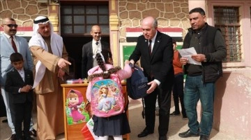 Türkiye'den Musul'da babasız kız öğrencilere çanta ve kırtasiye materyali yardımı