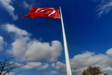 Türkiye’nin en büyük bayrakları en uzun direklerde göndere çekildi