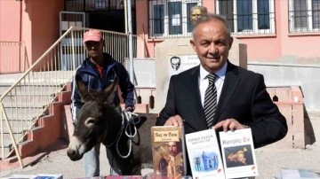 Türkiye'nin 'Eşekli Dostoyevski'si köyleri gezerek küçüklere kitap dağıttı