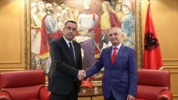 Türkiye'nin Tiran Büyükelçisi itimat mektubunu Arnavutluk Cumhurbaşkanı Meta'ya sundu