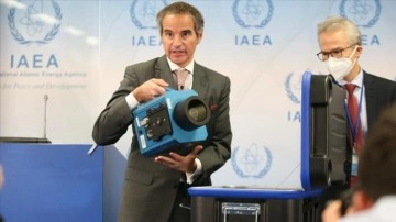 UAEA Başkanı Grossi, İran’da kullanılacak olan kameraları matbuat mensuplarına tanıttı