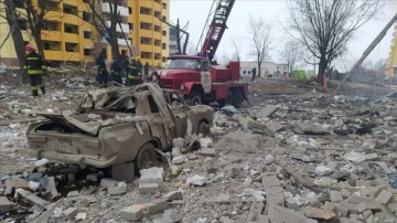 Ukrayna’da bombalanan yatakhane enkazından 3'ü bebek 5 ferdin ölü bedeni çıkarıldı