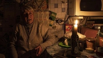 Ukrayna'da cazibe kesintilerinin sürdüğü alanlarda el mumla aydınlanıyor