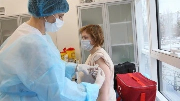 Ukrayna'da Kovid-19 aşısı yaptırmayan görevli ve öğretmenler işten uzaklaştırılacak