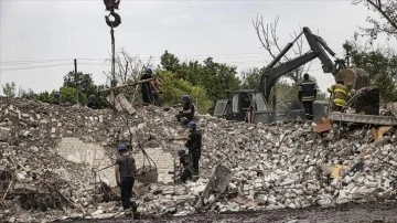 Ukrayna'da Rusya'nın vurmuş olduğu Çasov Yar şehrinde arama-kurtarma emekleri sürüyor