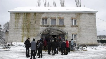 Ukrayna'da yıkma edilen Moşçun köyündeki siviller şita şartlarında yaşama tutunmaya çalışıyor