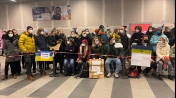 Ukrayna’dan Berlin’e vasıl sığınmacıları katar istasyonunda gönüller karşılıyor