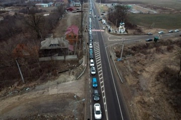 Ukraynalılar Romanya sınırında kilometrelerce uzun araç kuyruklar oluşturdu